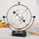 Ge en vetenskaplig touch med denna dekorativa klocka inspirerad av astronomiska instrument, som kombinerar modern design och metalliska element för en unik touch.