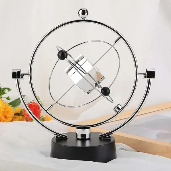 Ge en vetenskaplig touch med denna dekorativa klocka inspirerad av astronomiska instrument, som kombinerar modern design och metalliska element för en unik touch.