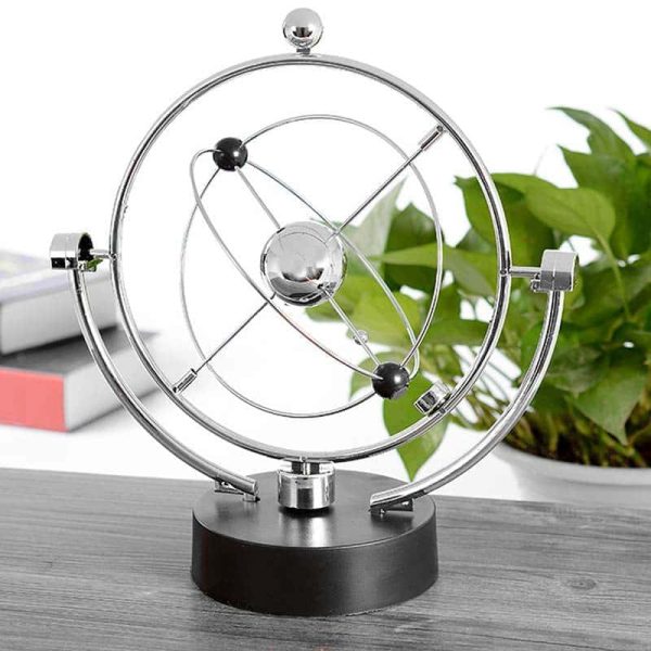 Bohr-atommodell i metall med elektroner som kretsar runt kärnan, idealisk för vetenskaplig eller utbildande dekoration.