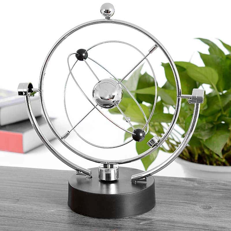 Bohr-atommodell i metall med elektroner som kretsar runt kärnan, idealisk för vetenskaplig eller utbildande dekoration.