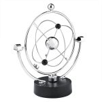 Modell av planetär bana i kromad metall med svart bas, som representerar ett miniatyrsolsystem för vetenskaplig dekoration.