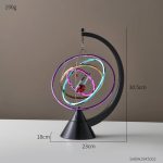 Ljusmobil i spiralform med färgglada LED-lampor, hängande från en svart hållare, perfekt för vetenskaplig eller modern dekoration.