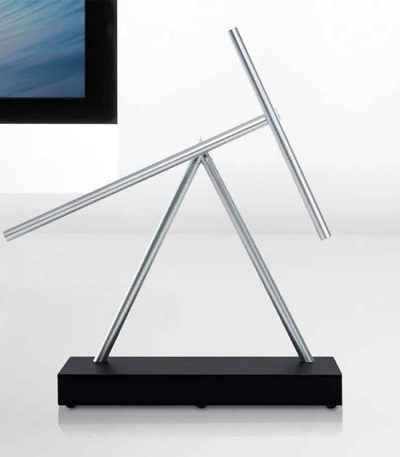 Vetenskaplig skrivbordshållare i aluminium med lutande stöd, idealisk för experiment och pedagogiska presentationer. Ren och funktionell design för ett laboratorium eller klassrum.