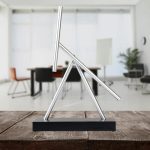 Dekorativ skulptur i metallrör för kontor eller inomhus, modern och minimalistisk design, idealisk för vetenskaplig eller industriell dekoration.