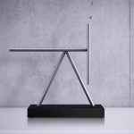 Minimalistisk metallpenhållare med svart bas, samtida design, perfekt för ett elegant kontor eller arbetsutrymme.