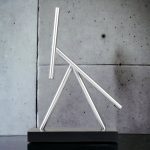 Vetenskaplig kaffekopp i glas med modern och ren design, idealisk för entusiaster av vetenskapsinspirerad dekoration.
