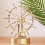 Vetenskapligt objekt | Designklocka i form av ett solhjul i guld.