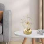 Vetenskaplig klocka i guldbrass, modern design inspirerad av en stjärnhjul, perfekt för inredning med en elegant vetenskaplig touch.