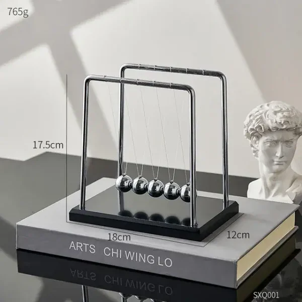 Newton hängsmycke i glänsande metall, klassisk modell av det berömda fysikexperimentet som illustrerar energins bevarande och kroppars kollision. Perfekt för vetenskaplig dekoration.
