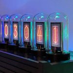 Lysande Nixie-siffror under glaslock, som visar siffrorna 0 till 4, med färgglad LED-belysning, perfekta för vetenskaplig eller vintage-dekoration.