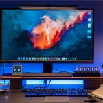 Datorbildskärm som visar en kosmisk bakgrund med ett tangentbord, en mus och vetenskapliga dekorationsobjekt, perfekt för en butik med vetenskapliga föremål och dekoration.