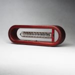 Vintage-lampa i röd trä med upplyst rör, industriell design, retrostil, stämningsbelysning, vetenskaplig samlarobjekt.