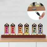 Nixie-klocka med färgglada lysande tuber som visar siffror, placerad på ett naturligt trästöd, med en USB-port för strömförsörjning.