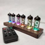 Lysande vakuumtuber med fjärrkontroll, som visar färgglada lysande siffror på ett trästöd, idealiska för vetenskaplig dekoration eller som samlarobjekt.