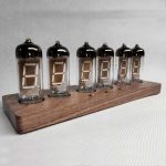 Vintage Nixie-tuber som visar siffror på ett trästöd, perfekta för vetenskaplig eller retro-dekoration.