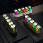 Färgade kondensatorer för elektroniska kretsar, placerade på trä- och plaststöd, som illustrerar teknik och innovation inom elektronik.