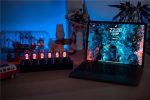 Konfiguration av en vetenskaplig dekorationsstation med en bärbar dator, Nixie-vakuumrör och vetenskapsrelaterade dekorationsobjekt på ett skrivbord.