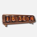 Vintage Nixie-klocka i trä med lysande tuber som visar tiden.