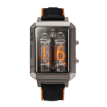 Nixie-rörklocka med orange digital display, metallhölje och svart och orange silikonarmband. Retro-futuristisk design för vetenskapsentusiaster och vetenskaplig dekoration.