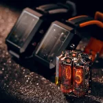 Vintage Nixie-rörklocka med ljusdisplay, som förenar retrodesign och modern teknologi, idealisk för vetenskaplig dekoration eller som unik samlarobjekt.