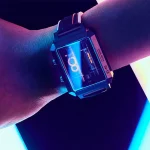 Futuristisk smartklocka med ljusdisplay som visar vetenskapliga data, bärs på handleden i en mörk miljö, som väcker tankar om teknologi och vetenskap.