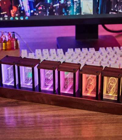 Lysande Nixie-rör i en träbox, som visar färgglada siffror, perfekta för vetenskaplig eller vintage-dekoration.