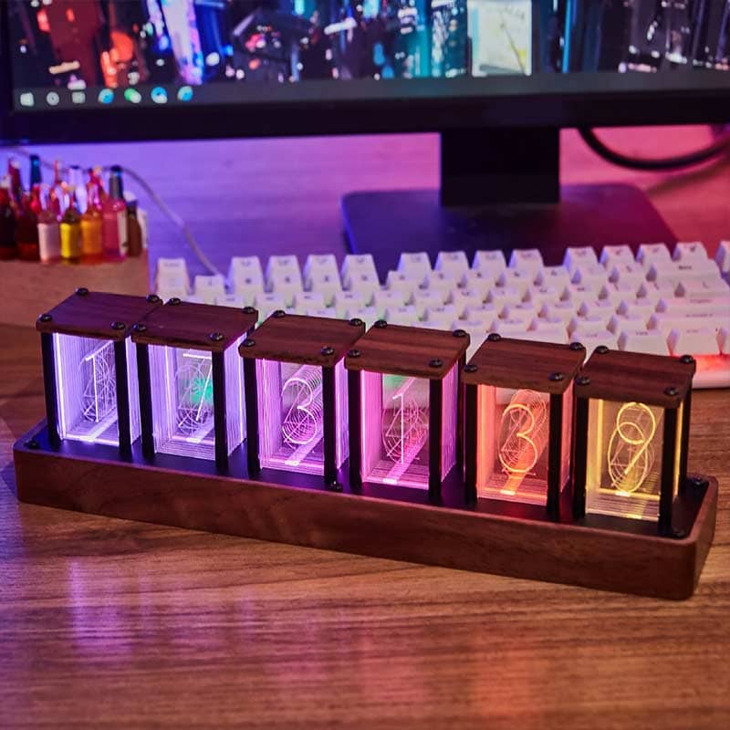 Lysande Nixie-rör i en träbox, som visar färgglada siffror, perfekta för vetenskaplig eller vintage-dekoration.