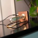 Nixie-rörklocka med trähölje, vintage digital visning, unik vetenskaplig dekoration för kontor eller vardagsrum.