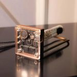 Vetenskaplig elektronisk chip med trähölje, synliga elektroniska komponenter, används för experiment eller vetenskapliga demonstrationer.