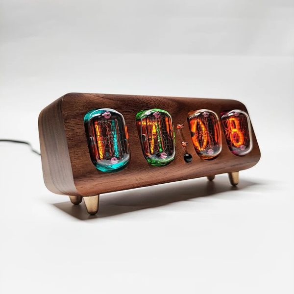 Nixie-sifferställ i trä med upplysta rör som visar retro-siffror, idealisk för kontorsinredning eller som en vetenskaplig samlarobjekt.