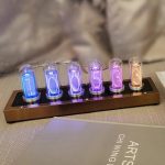 Nixie-klocka med upplysta rör som visar siffrorna 1, 0, 0, 5, 3, 3.