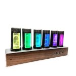 Multifärgad Nixie LED-klocka som visar upplysta siffror i ett elegant trähölje. Perfekt för vetenskaplig eller modern inredning.