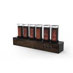 Vintage Nixie-klocka med glasrör som visar tiden, monterad på en mörk träbas, som förenar retro- och modern design.