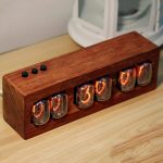 Vintage Nixie-klocka i massivt trä med retro digital display, idealisk för vetenskaplig eller industriell dekoration, som förenar gammal stil och modernitet.