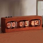 Vintage Nixie-klocka i massivt trä med lysande tuber, retro och elegant design, idealisk för vetenskaplig eller industriell dekoration.