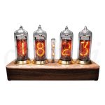 Vintage Nixie-klocka med glasrör som visar ljusa siffror på en träbas, som förenar retrodesign och modern teknik för en unik dekoration.