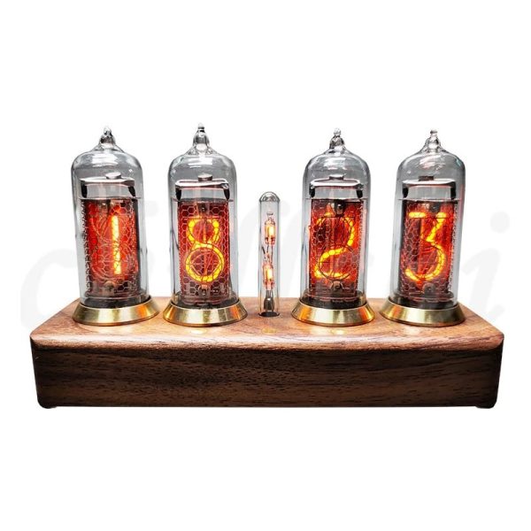 Vintage Nixie-klocka med glasrör som visar ljusa siffror på en träbas, som förenar retrodesign och modern teknik för en unik dekoration.