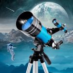 Astronomiskt teleskop för himmelsobservation, med vy över månen, stjärnor och astronauter i en rymdmiljö. Perfekt för vetenskaplig inredning och astronomientusiaster.