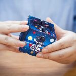 Dekorativt träblock med astronaut- och rymdmönster, perfekt för dekoration eller utbildningsaktiviteter för barn.