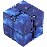 Ett kosmiskt tema kubpussel med stjärnigt och galaktiskt design, perfekt för vetenskaplig dekoration eller som samlarobjekt.