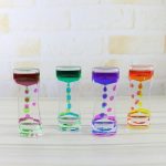 Transparent glasvas med färgglada bubblor, varje vas har en annan färg: rosa, grön, lila och orange. Perfekt för vetenskaplig eller modern inredning.