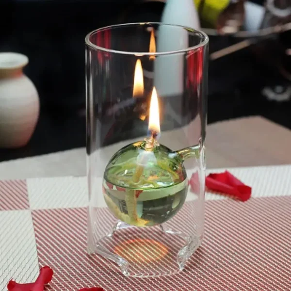 Ljushållare i glas som innehåller ett tänt ljus, perfekt för vetenskaplig eller laboratoriedekoration.