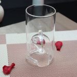 Transparent glas med en miniatyrmodell av en mänsklig skelett inuti, perfekt för vetenskaplig eller pedagogisk inredning.