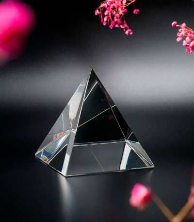 Transparent kristallpyramid, elegant vetenskapligt dekorativt objekt, perfekt för att samla eller försköna ett utrymme med en touch av vetenskap och sofistikering.