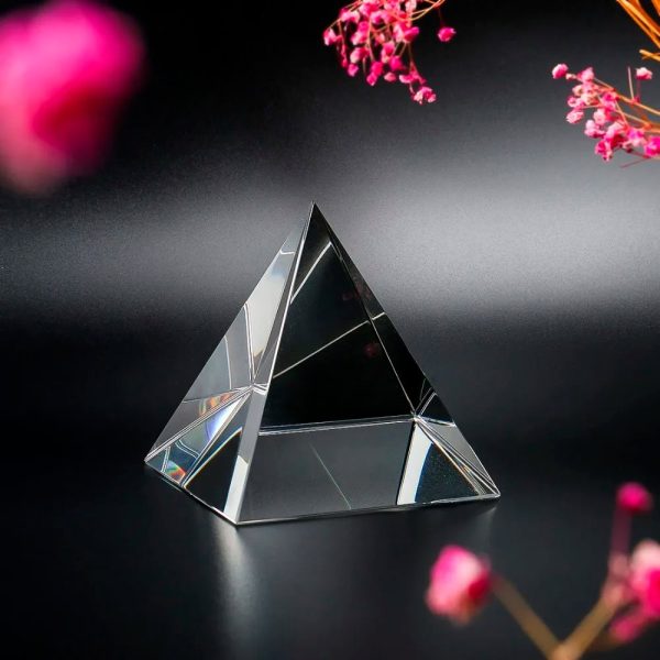 Transparent kristallpyramid, elegant vetenskapligt dekorativt objekt, perfekt för att samla eller försköna ett utrymme med en touch av vetenskap och sofistikering.