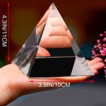 Transparent kristallpyramid, idealisk för inredning eller vetenskaplig samling, som mäter 11 cm i höjd och 10 cm i bredd.