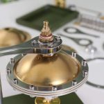 Vetenskaplig lamphållare i förgyllt mässing med metallfäste, använd för laboratorieexperiment eller vetenskaplig dekoration.