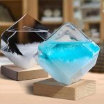 Modern glasvas med blå och vit vätska, elegant vetenskaplig dekoration, perfekt för ett samtida hem eller en kreativ kontorsmiljö.