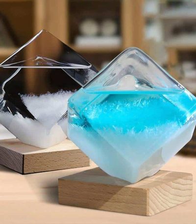 Modern glasvas med blå och vit vätska, elegant vetenskaplig dekoration, perfekt för ett samtida hem eller en kreativ kontorsmiljö.