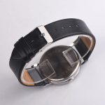 Elegant herrklocka med svart läderarmband och boett i rostfritt stål.